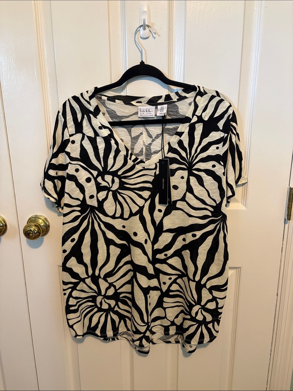 Nicole Miller Black & Cream Floral Swirl V-Neck Tee